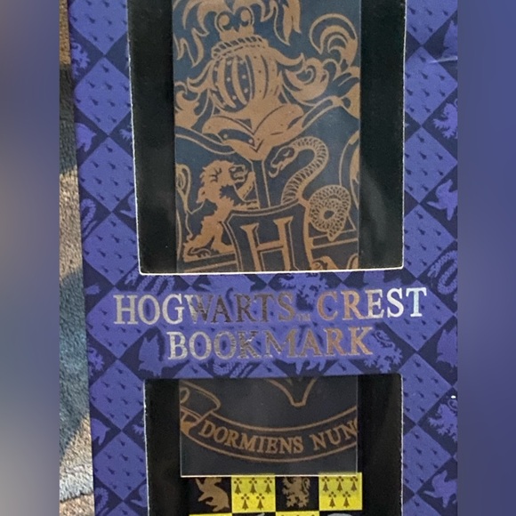 NIB Harry Potter Hogwarts Crest Bookmark from The Noble Collection - Picture 3 of 8